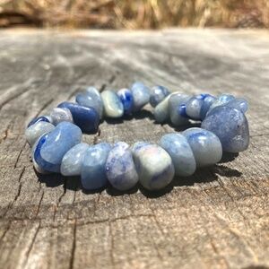 NWOT Tumbled agate bracelet - blue and gray agate stretch bracelet